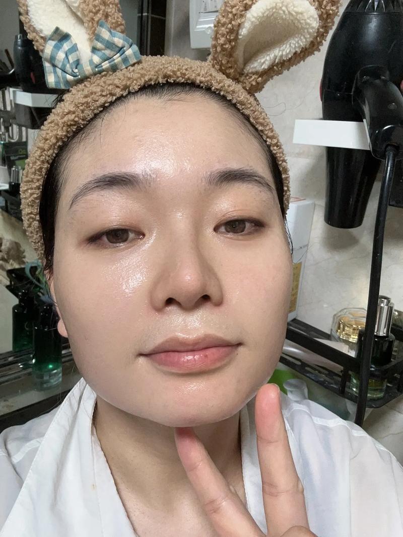 抖音里那些皮肤好到发光的人，究竟用了什么隐藏技巧还是美颜滤镜？普通人怎么学才能自然又好看？