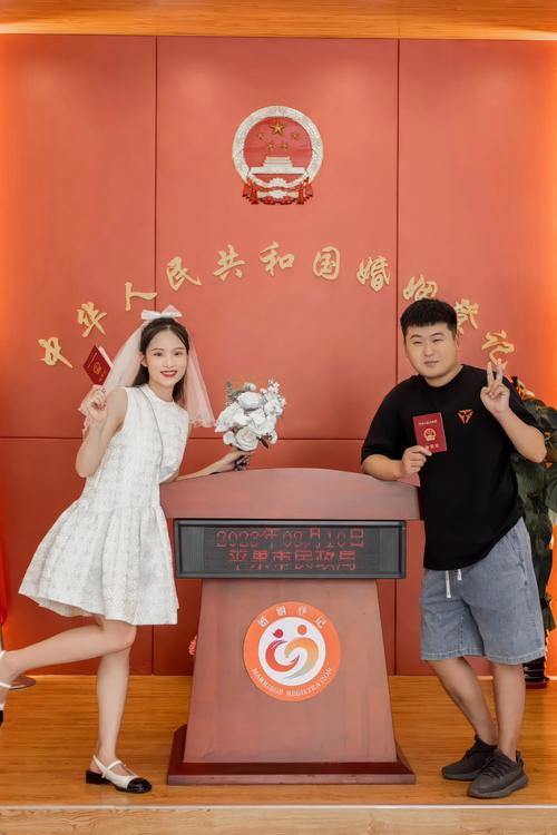 快手第一对未成年结婚背后，未成年婚姻为何能公开传播？法律与平台监管该如何协同守护青少年权益？