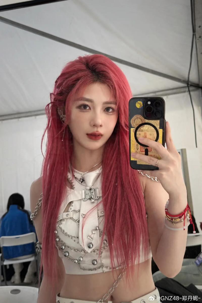 抖音摆头发的音乐为何能成为现象级爆款？其背后隐藏着怎样的流量密码与用户心理？