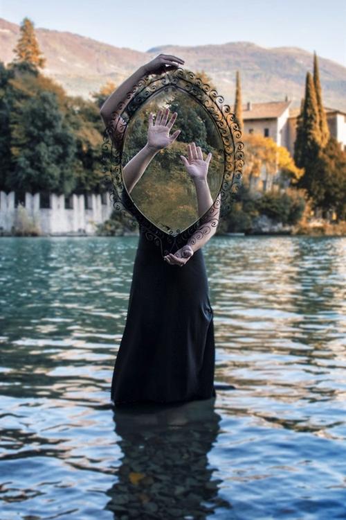 抖音镜子里的人为何会自己动？是特效bug还是灵异现象？