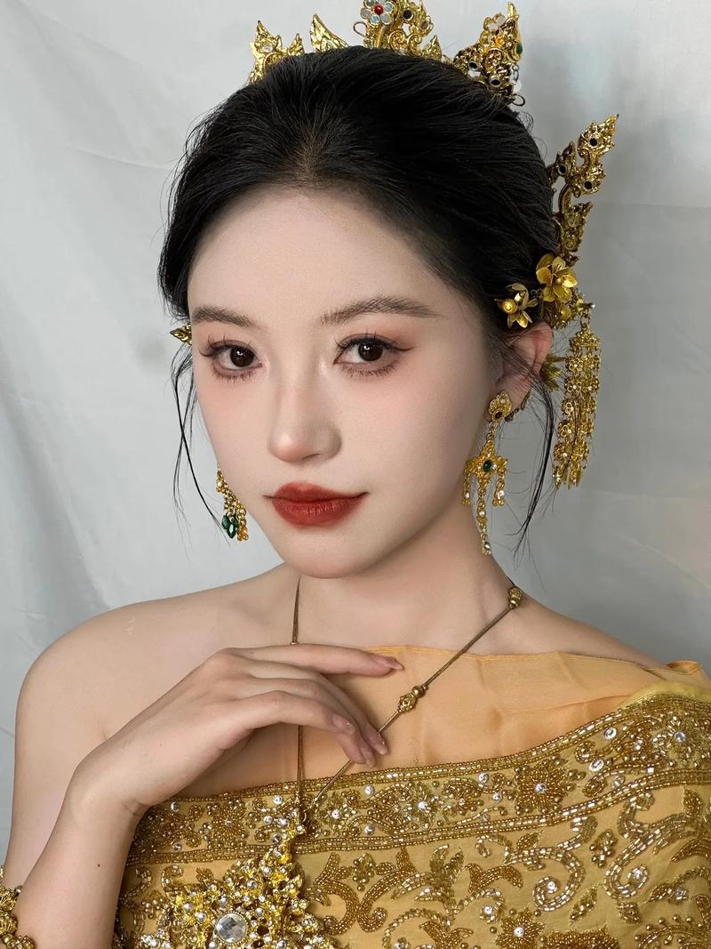 抖音逆天化妆术视频里，那些秒换脸、改骨相的神操作，到底是真实技巧还是特效魔法？普通人能学会吗？