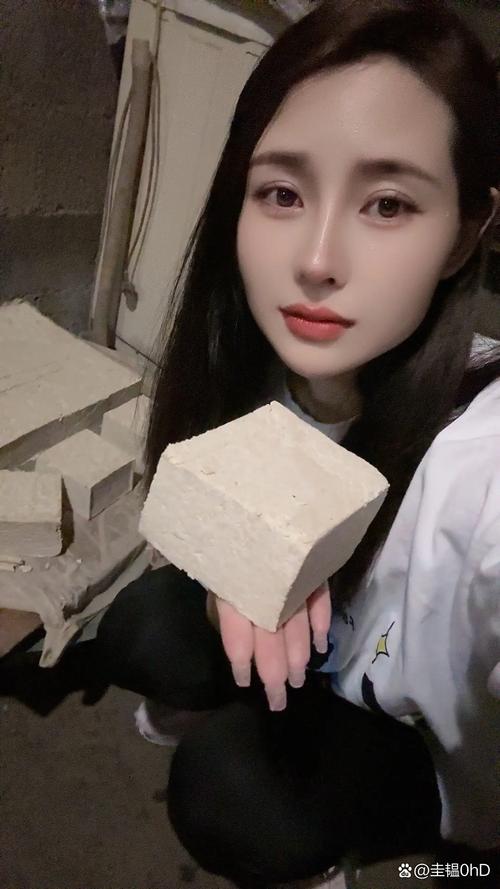 快手养猴叫馨的主人是谁？背后藏着怎样的故事与争议？