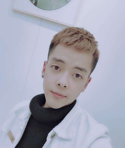 快手三张照片背后有何特殊含义？为何这类内容能引发大量关注？用户拍摄时是否遵循了某种固定模式？