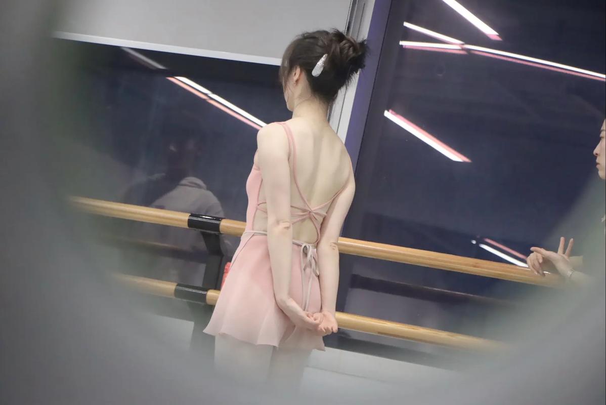 抖音踢腿舞蹈视频为何能引爆流量?背后藏着哪些不为人知的技巧与秘密?