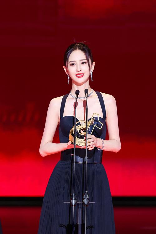 哪些明星常驻抖音？他们的内容风格有何不同？背后折射出怎样的流量密码？