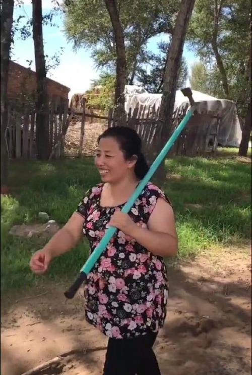 跟刘妈拍段子的二婶在快手走红,她的幽默风格背后藏着什么故事?