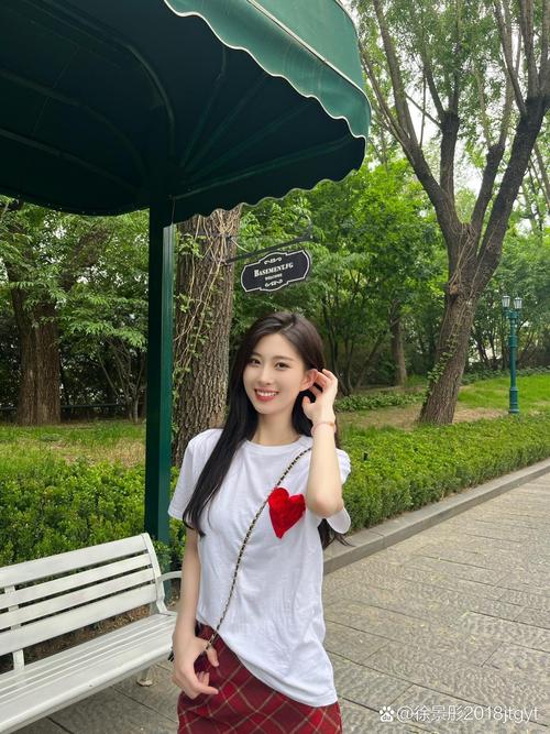 快手网红单博丽究竟是谁?她的真实身份与背景引发网友热议。