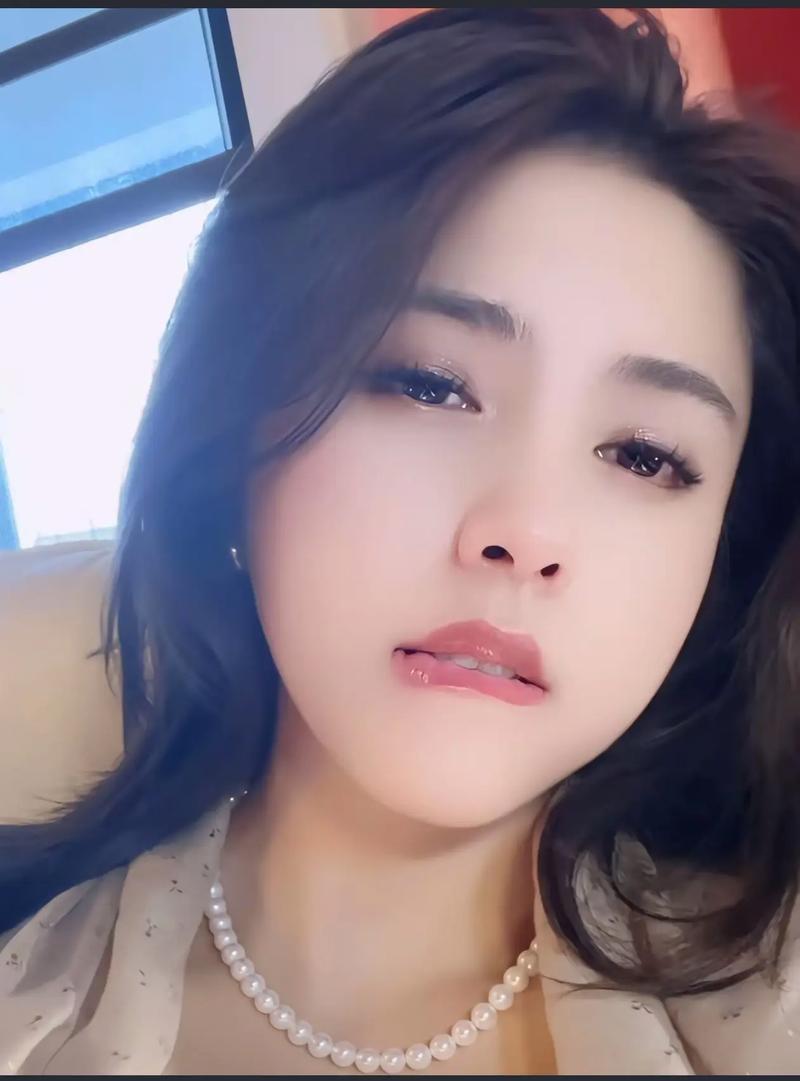 抖音咬嘴唇挑战火爆全网，这首洗脑神曲到底藏着什么魔力？