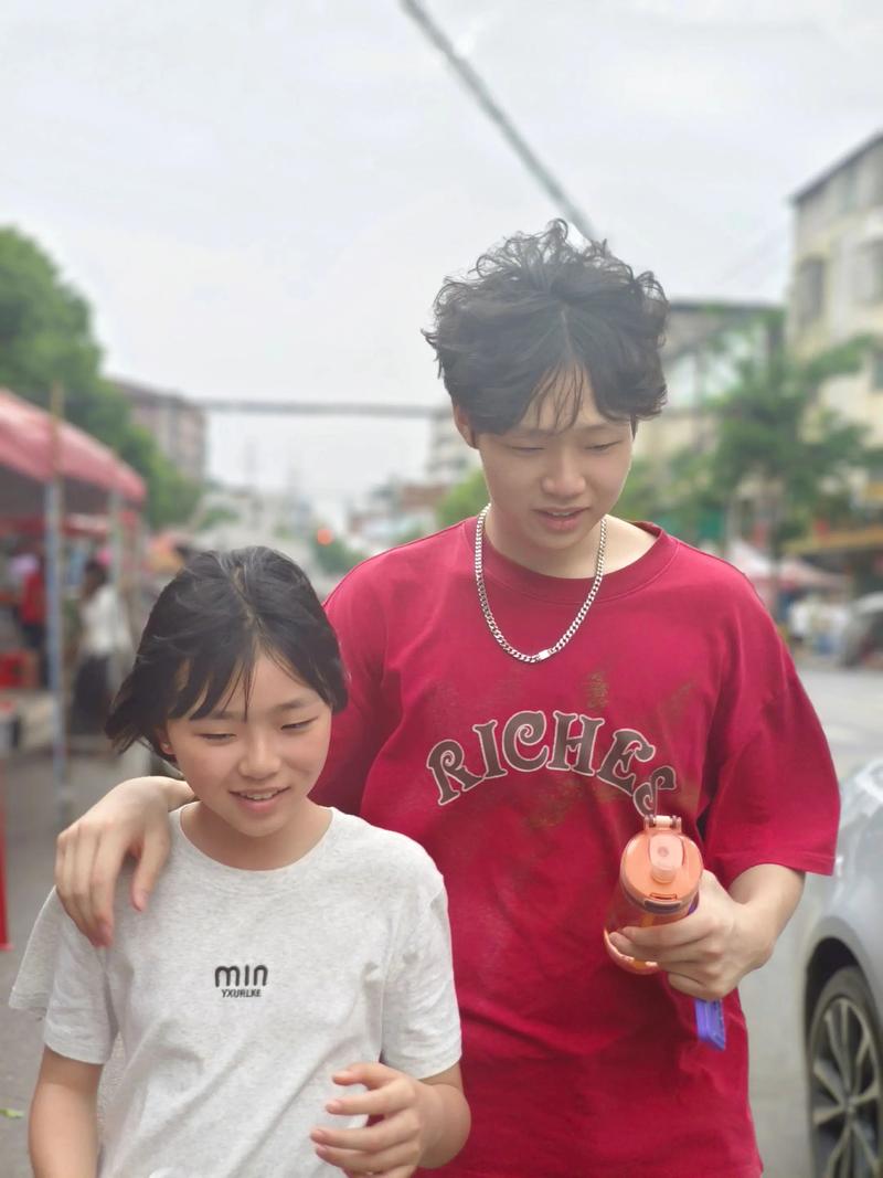 快手那对超火的兄妹档到底叫什么名字?他们的日常视频为什么能吸引这么多粉丝关注?