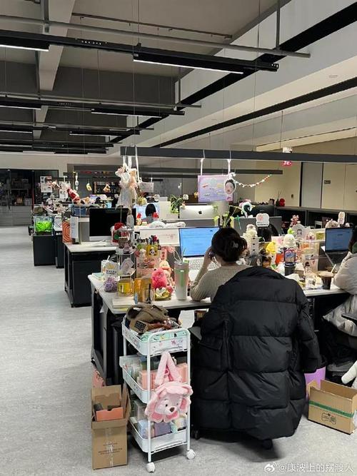 小红书公司内部照片曝光，真实办公环境长啥样？员工日常状态藏着哪些不为人知的细节？