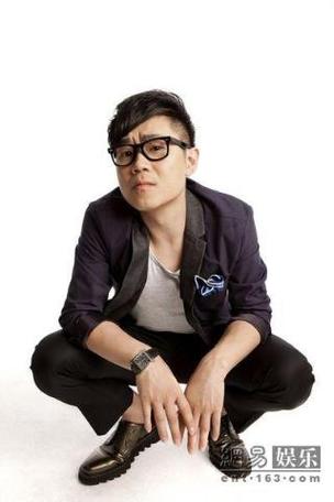 快手大鹏的个人资料简介中,他的真实身份背景是怎样的?有哪些不为人知的成长经历和代表作品?