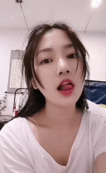 为何快手吐舌头卖骚的视频能引发争议，其背后的流量逻辑与社会边界该如何审视？