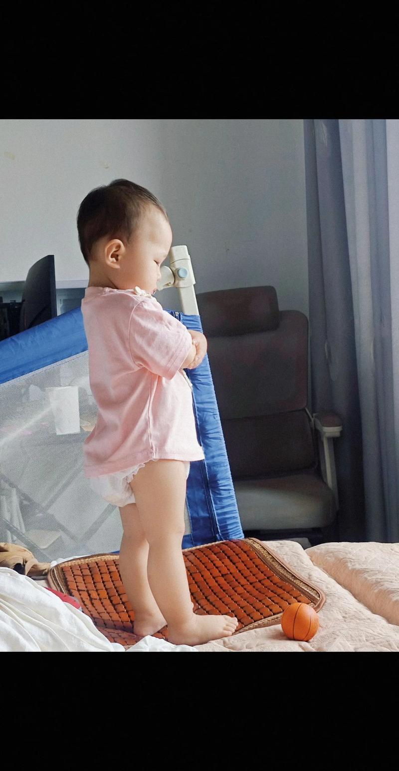 快手上特别骚的小男孩现象背后，是孩童的天真模仿还是成人世界的刻意包装？平台监管与家长引导该如何协同？