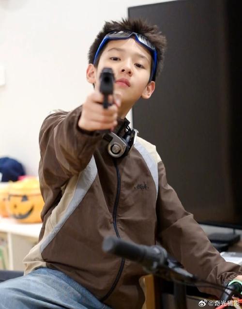 快手气质顽童性别引热议，雌雄莫辨的外表下藏着怎样的真实身份？