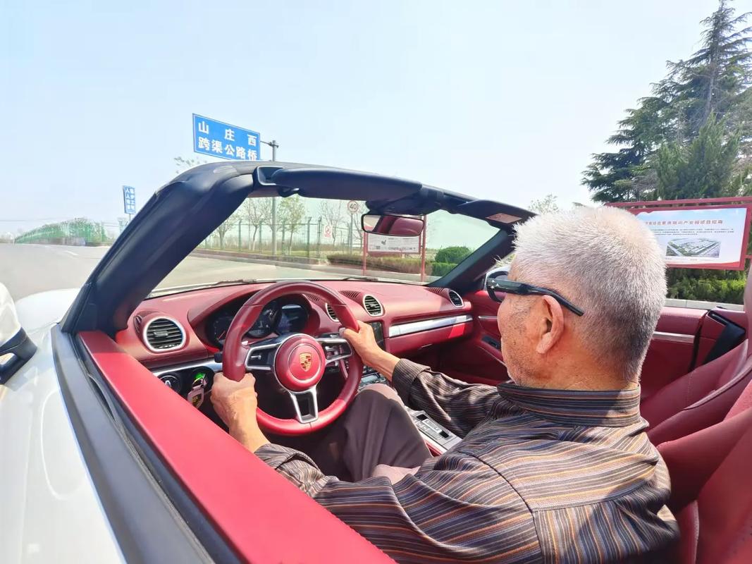 快手热传两个老人在跑车上，是真实生活写照还是剧本摆拍？老年群体与跑车场景的反差，藏着怎样的社会情绪或流量密码？