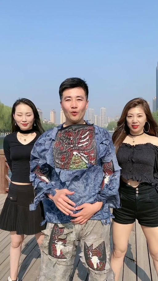 为什么快手上农村霹雳舞大叔的舞姿能引爆全网？他的故事藏着多少不为人知的坚持？