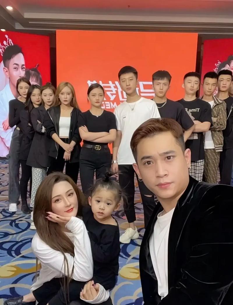 快手文静与吴迪的年龄差异究竟如何？真实年龄对比是否存在争议？