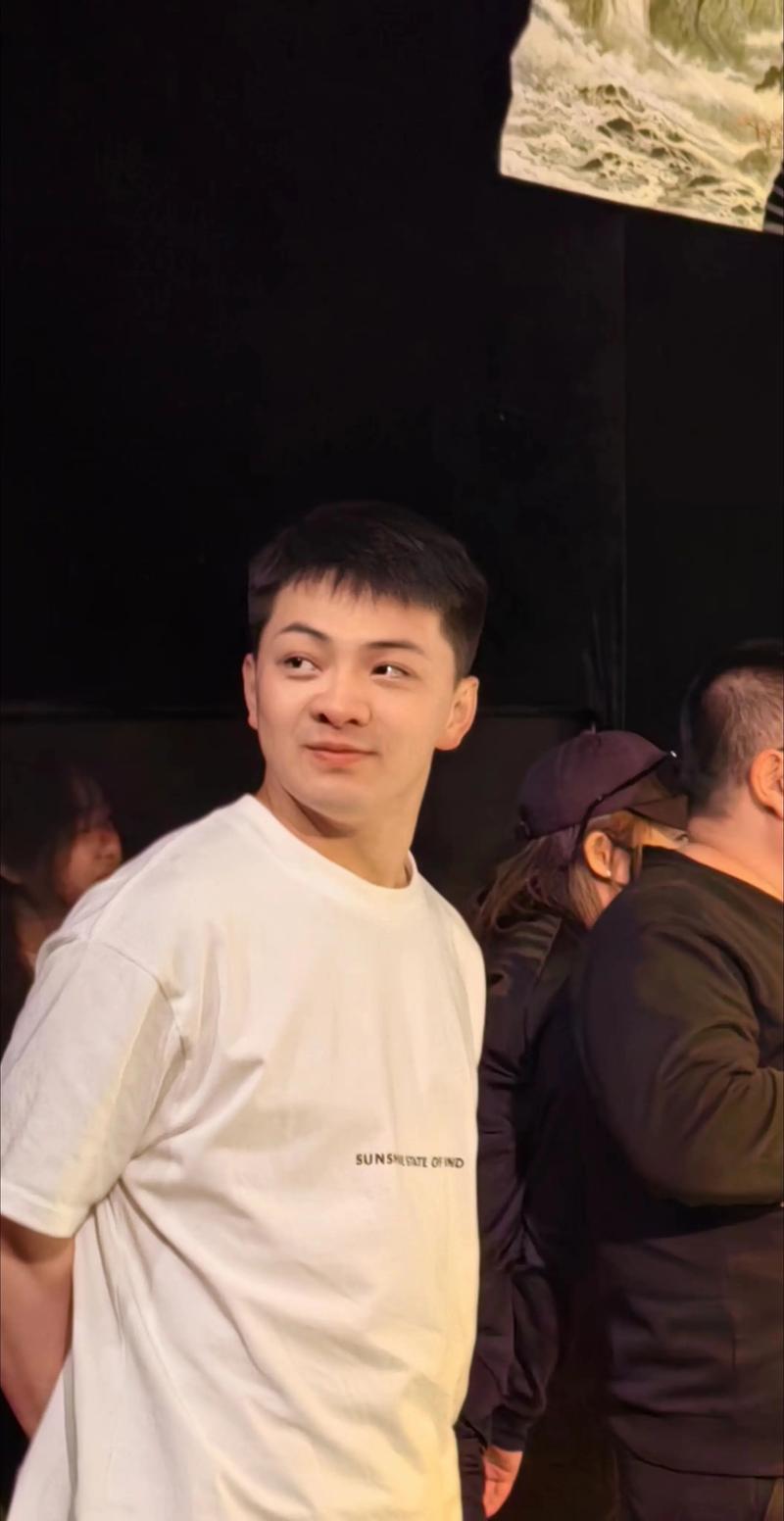 快手第一神豪铁柱是谁？他的真实身份和背景究竟是什么？