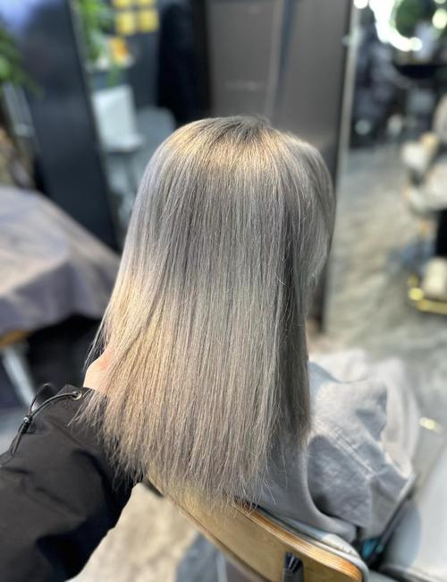 小红书爆火的染发剂真能遮盖白发吗？灰发染后显老还是显嫩？