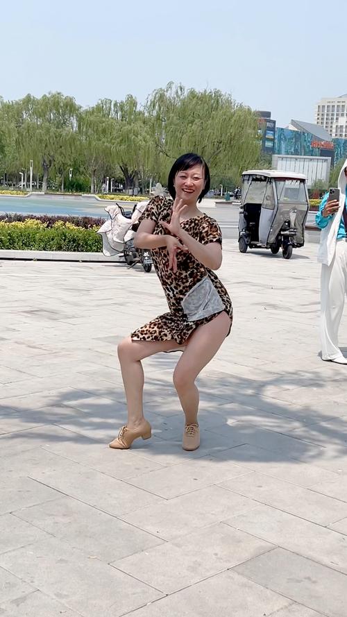 快手上跳广场舞的女性群体为何能吸引百万关注？背后藏着怎样的社交密码与文化力量？