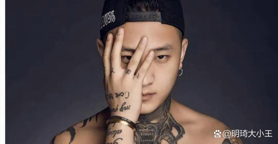 快手方丈的真实身份与背景究竟是什么？他的家乡、年龄以及成长经历又有着怎样的故事？