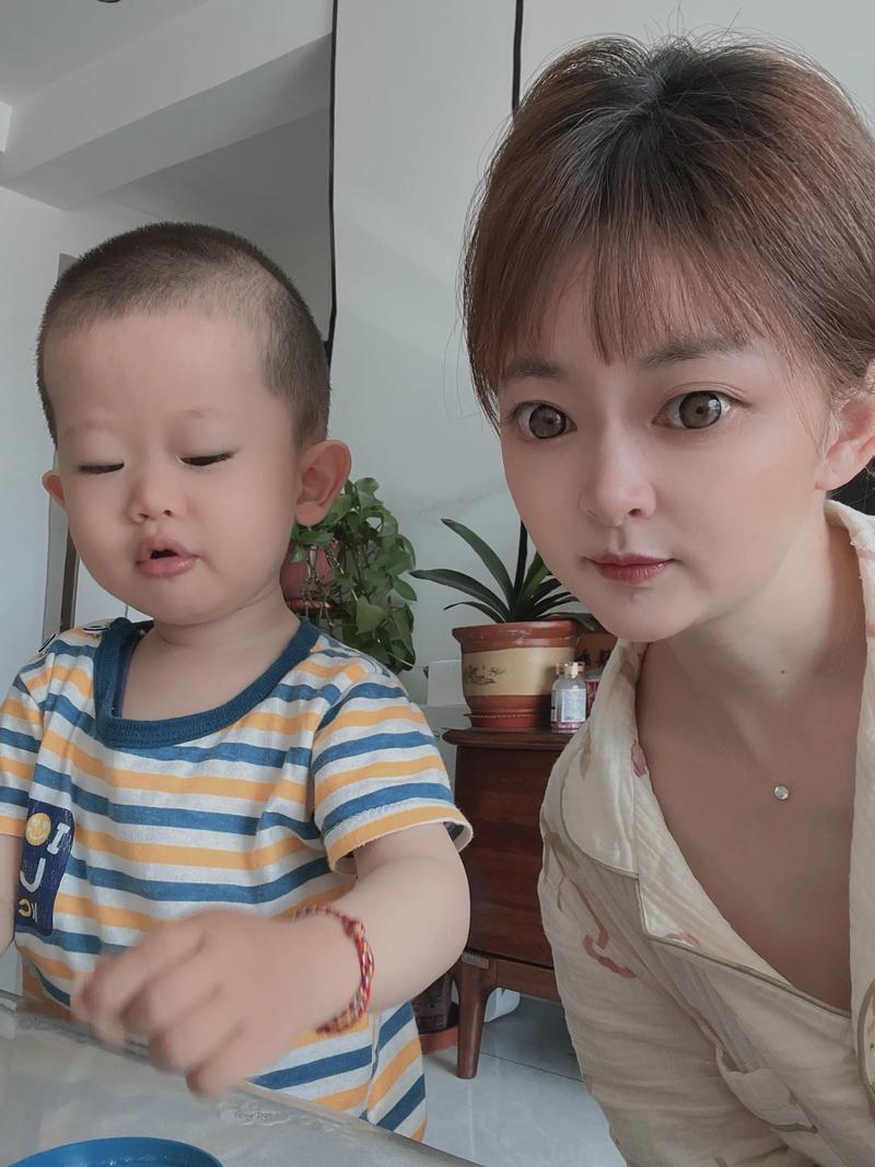 快手上艾乐的真实身份成谜，她究竟是哪位网红的孩子，背后又有怎样的家庭故事？