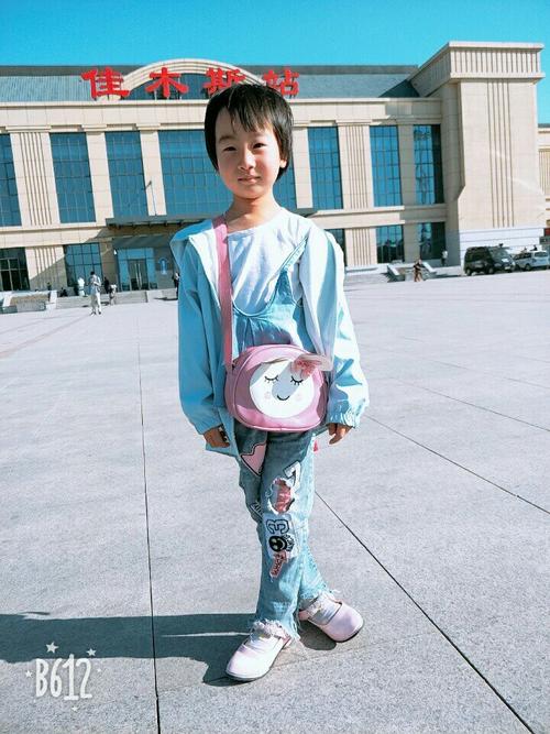 黑龙江鹤岗小女孩的快手账号为何引发关注?她的生活故事折射出怎样的社会现象?