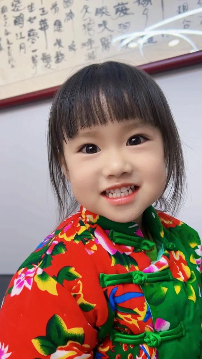 黑龙江鹤岗小女孩的快手账号为何引发关注?她的生活故事折射出怎样的社会现象?