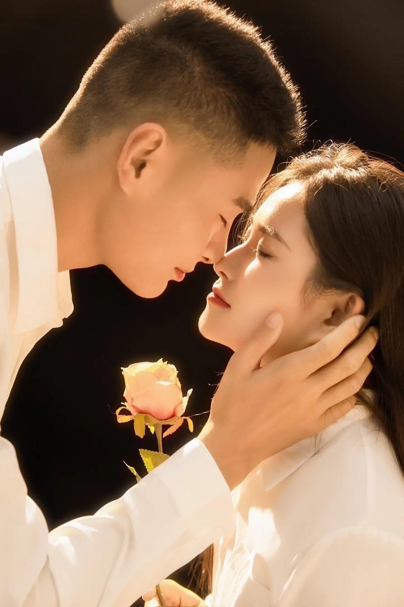 抖音上的韩文拥抱视频为何能引发大量用户共鸣？背后藏着怎样的跨文化传播密码？