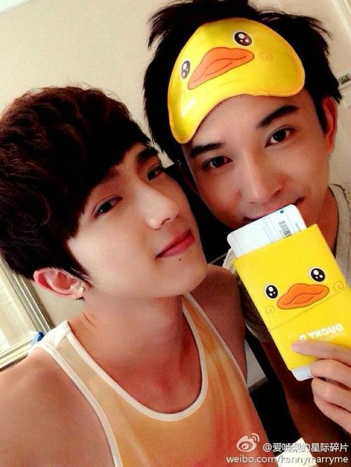 沈煜伦沈肯尼快手视频互动中藏着哪些兄弟情深的细节与默契？