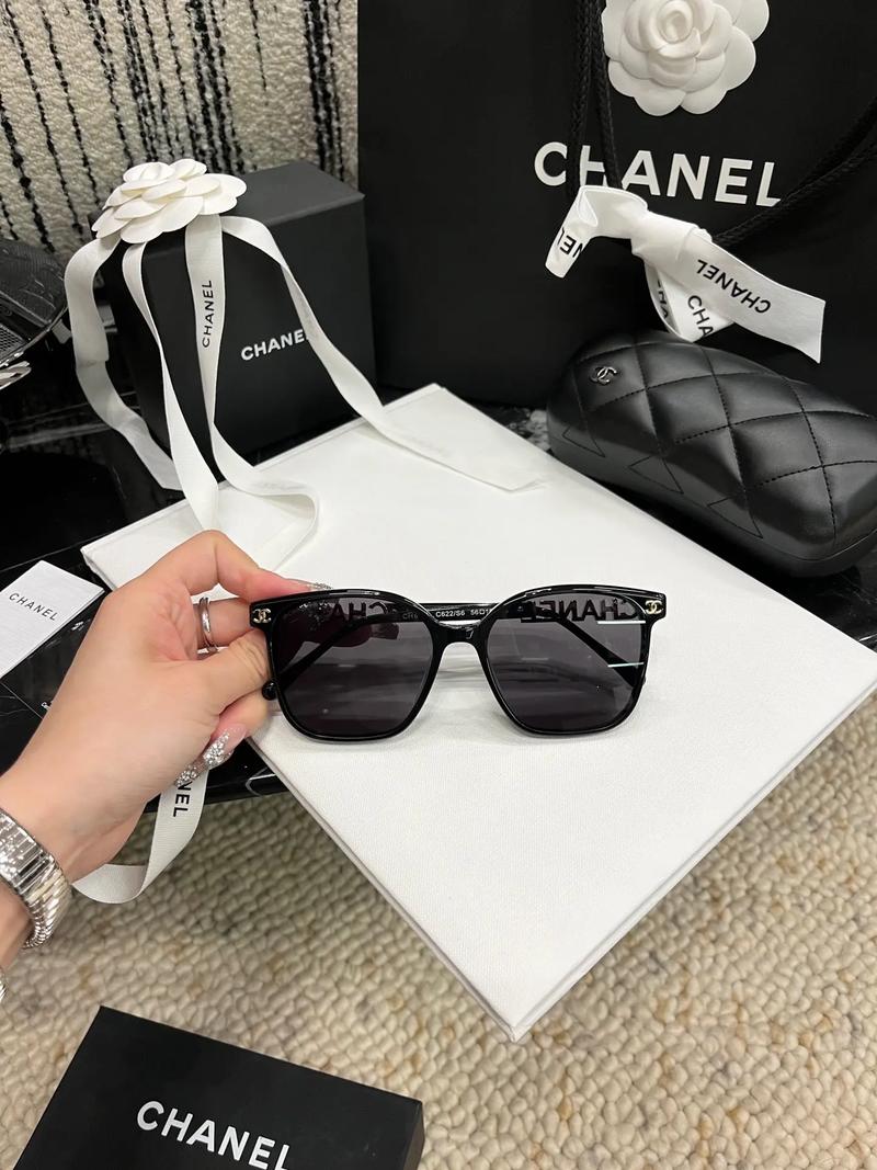 墨镜配金莲，抖音热潮下传统符号如何被解构与再创造？