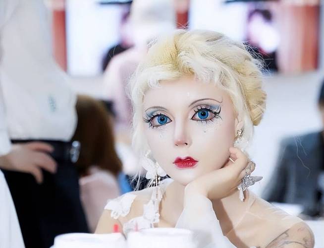 芭比迪丽拉经纪人身份成谜？快手账号背后藏着怎样的娱乐圈运作逻辑？