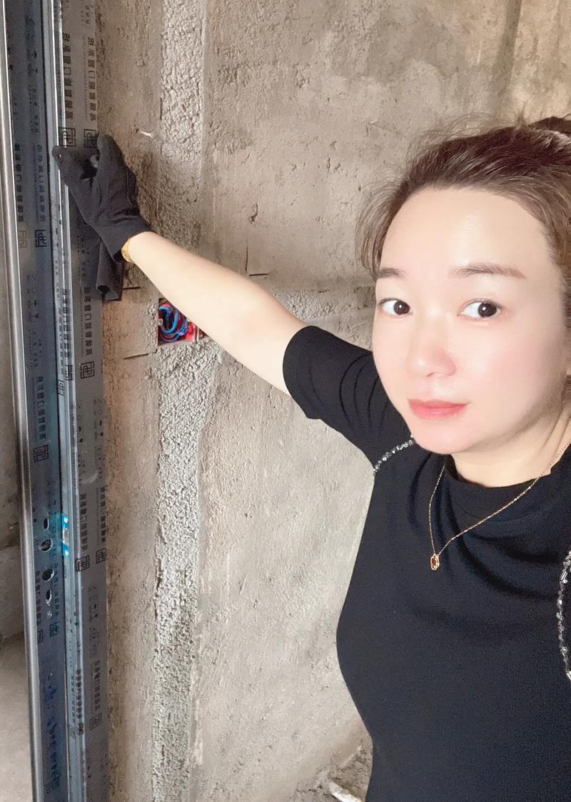 快手搬砖女现象背后是真实生活记录还是剧本炒作?她们的工作状态与收入情况究竟如何?