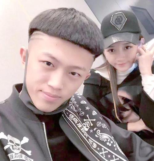 快手小伊伊牌牌琦照片背后藏着怎样的故事与争议？