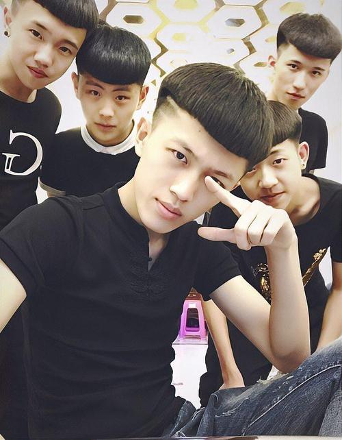 快手小伊伊牌牌琦照片背后藏着怎样的故事与争议?