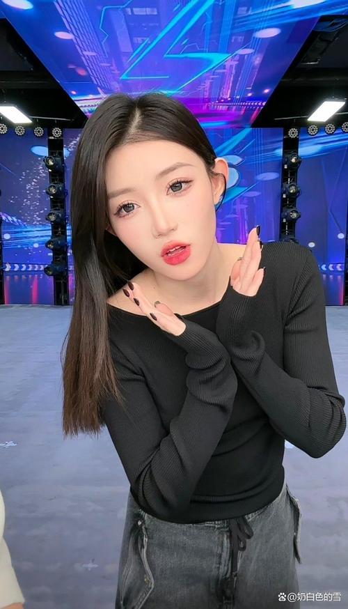 快手小伊伊牌牌琦照片背后藏着怎样的故事与争议?