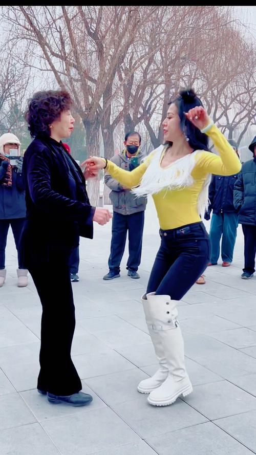 快手两个女的跳舞视频