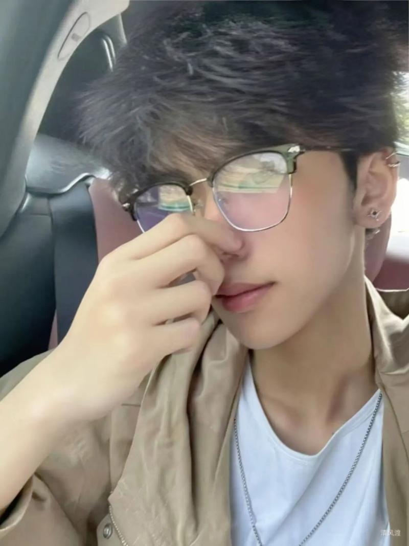 抖音男孩现场行为引热议，是真实才艺展示还是刻意炒作博眼球？