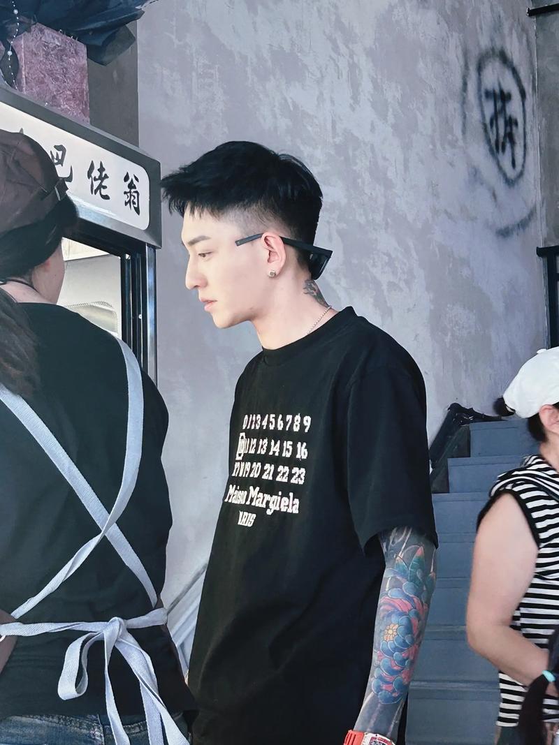 快手盘锦耀阳的个人资料里藏着哪些不为人知的成长故事与走红秘诀？