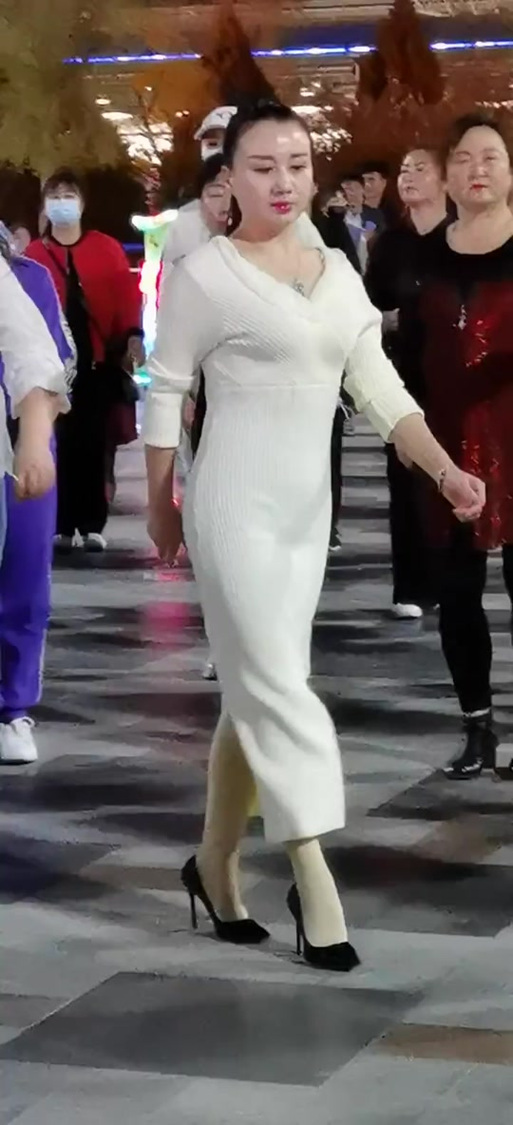 陕西广场舞燕姐的快手号为何能吸引这么多粉丝？她的舞蹈内容有什么独特魅力？