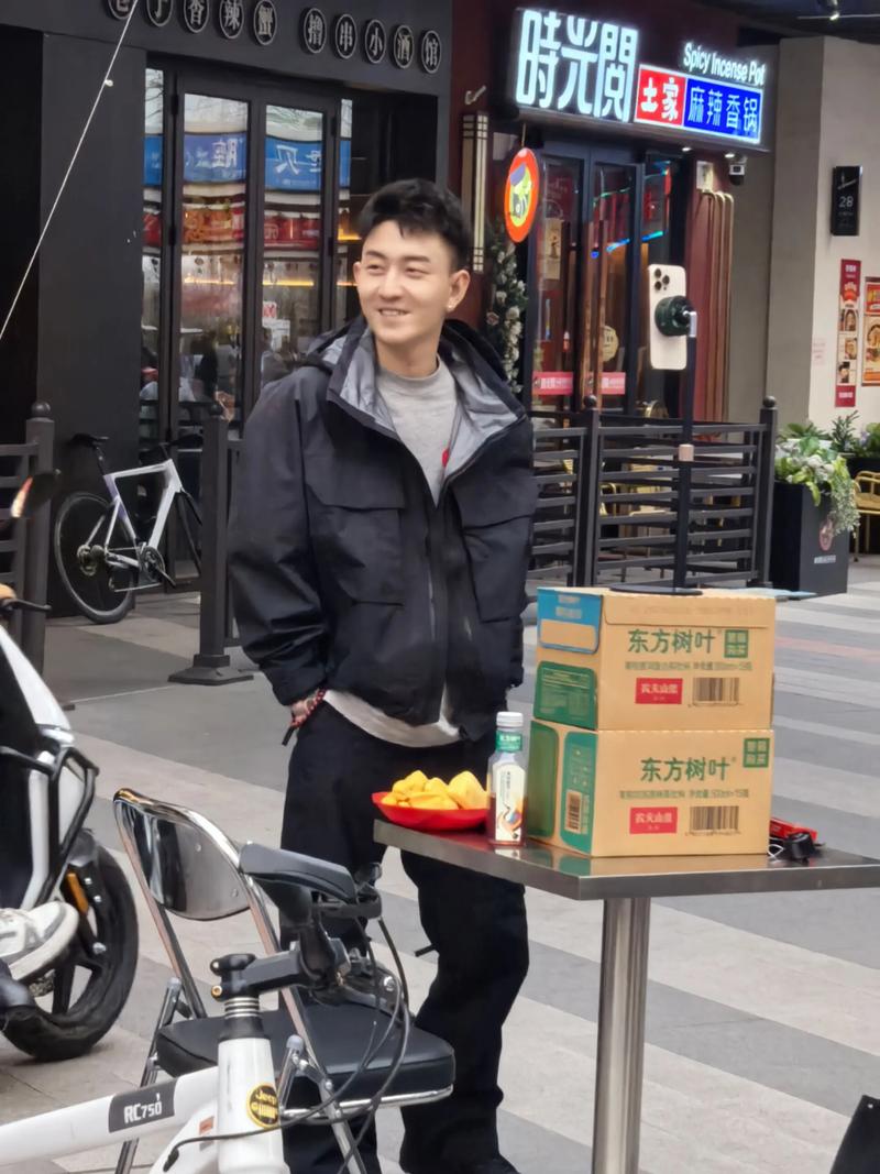 快手李耀阳的真实身高究竟是多少厘米？官方数据与粉丝猜测差异大吗？