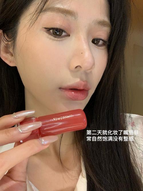 抖音见缝插针口红是噱头还是真神奇?真能随时随地补妆不尴尬吗?