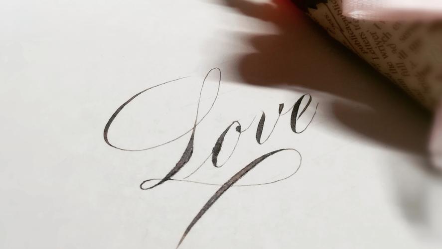 抖音love连笔字是AI生成的艺术创作还是手工绘制的独特风格?其设计逻辑与流行密码是什么?