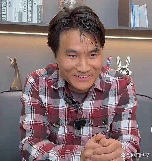 快手新民豪哥爸爸身份引热议，背后故事究竟藏着多少未解之谜？