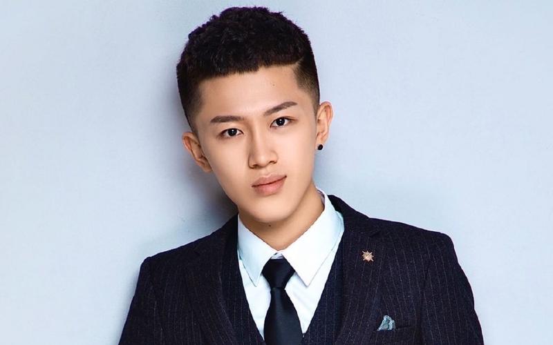 快手牌牌琦的标志性头型是精心打理的油头造型吗？这种发型如何成为他的个人符号并引发网友热议？