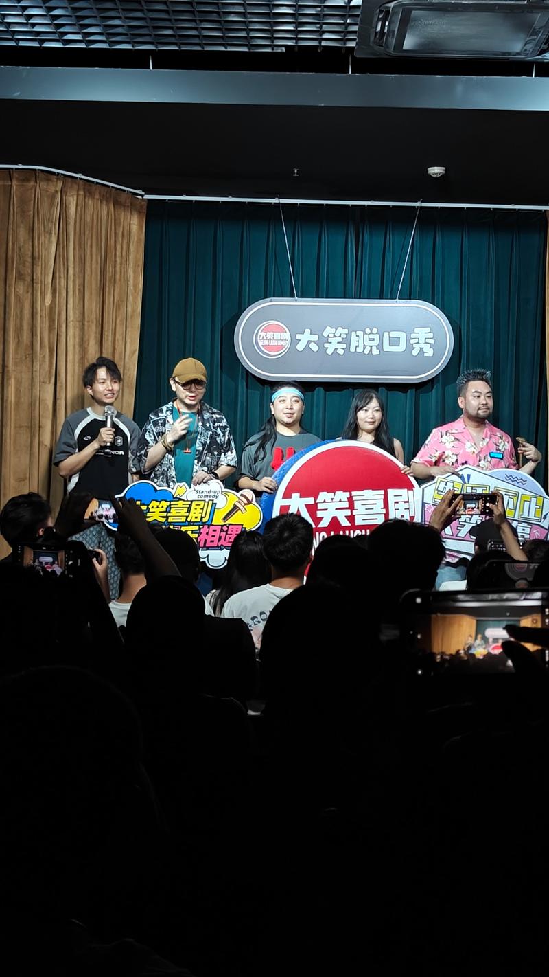 快手里无处不在的笑声，是真实的快乐传递，还是流量密码下的刻意营造？