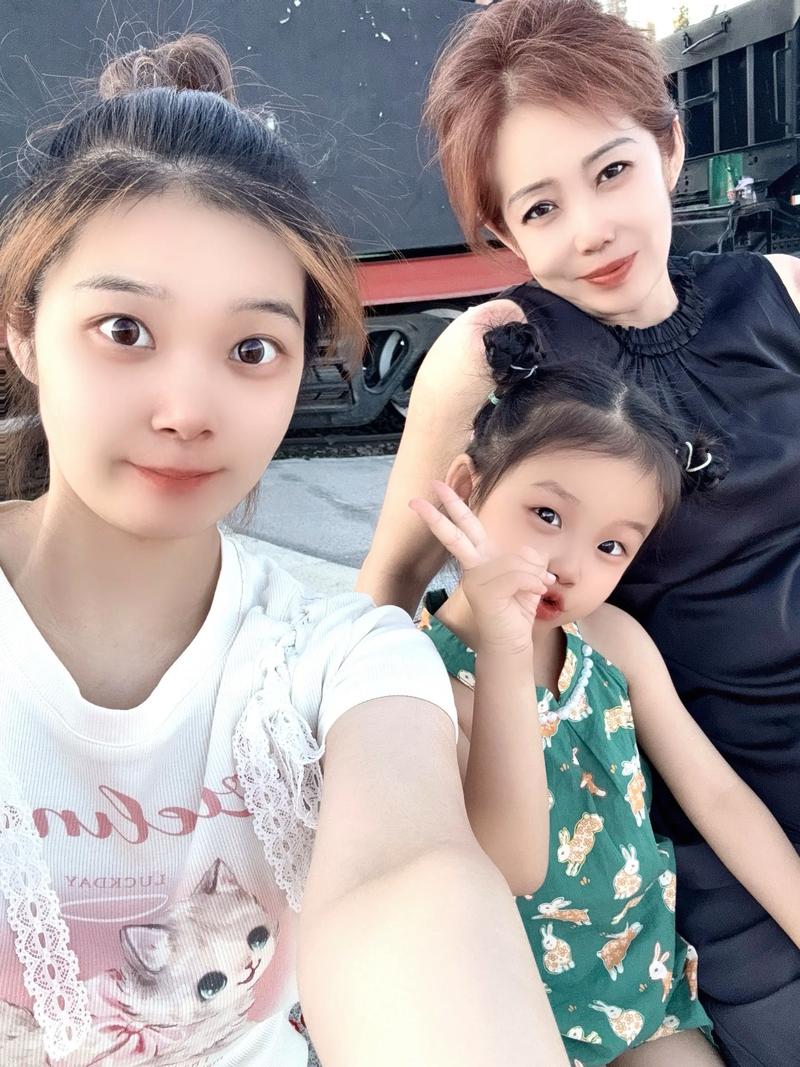 36岁妈妈与19岁女儿同做快手，是母女情深还是流量密码下的另类营销？