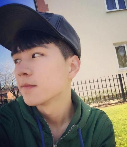 变形计杨桐的快手ID号是多少？他的账号内容与节目形象有何不同？