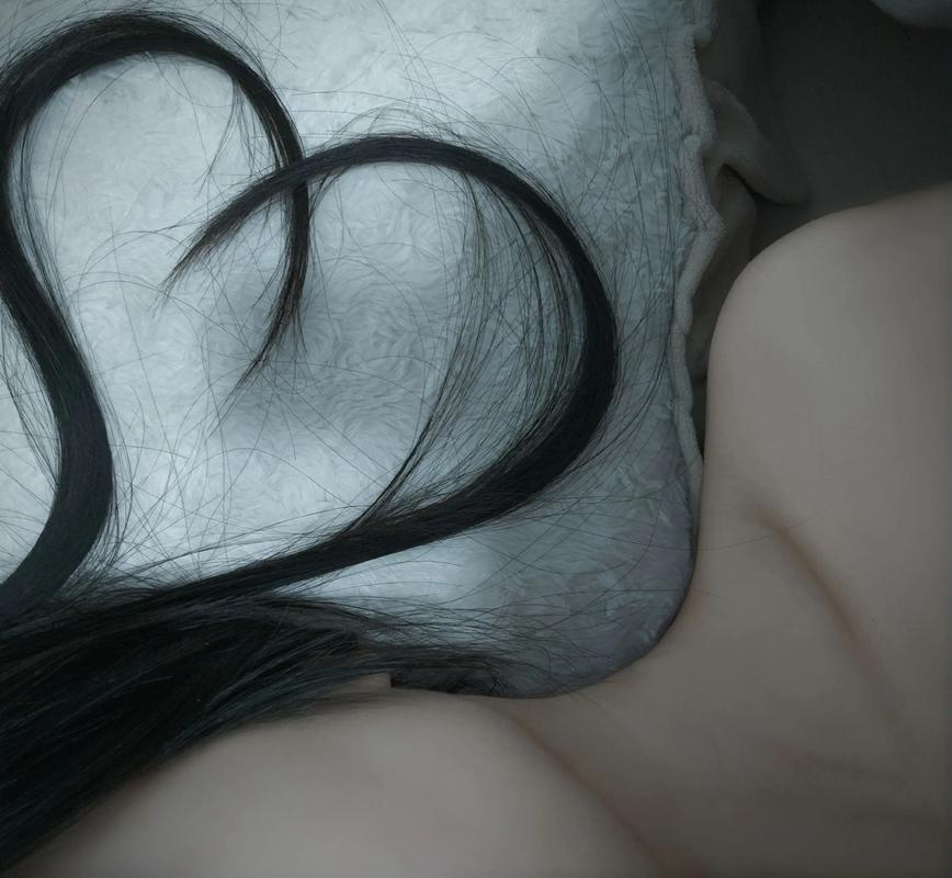 抖音里‘躺下头发’的唯美视频是怎么拍出来的？背后有哪些拍摄技巧和道具？