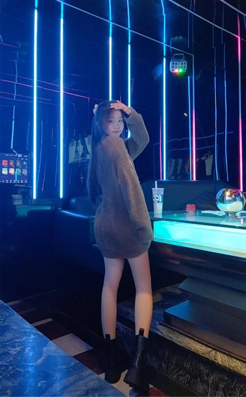 快手有个穿着丝袜唱歌